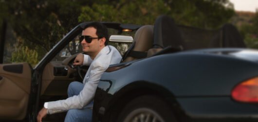 La Magia de Fernando Triviño: Un Cantante Compositor de Baladas